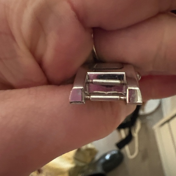 Gucci Metallic Silver Rectangular Watch - Picture 5 of 9